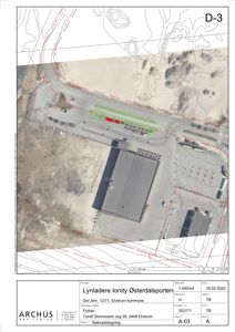 Flyfoto av et anlegg med bygninger, parkeringsplasser og veier, overlappet med røde linjer som viser planlagte endringer eller grenser.