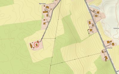 Kartutsnitt som viser topografi (konturlinjer), vegnett og bebyggelse i området rundt Bjørnstad og Dytterud.