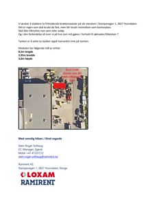 Et fotografi tatt fra luften (flyfoto eller dronebilde) som viser en tomt med en eksisterende bygning og flere parkerte kjøretøy. Bildet er brukt i en e-post for å illustrere hvor to nye brakkemoduler skal plasseres.