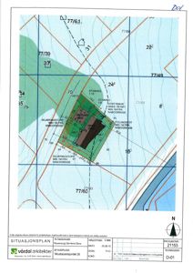Situasjonsplan som viser tomtens grenser, nabotomter, høydemålinger, skjeringsstopp og bygningens plassering.