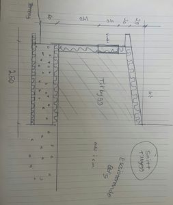 En håndtegnet snittegning som viser en eksisterende betongplate (Bols) og en ny tilbygging. Tegningen inkluderer mål, skravering for plate, og notasjoner om terreng og vindu.