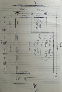 Håndskrevet etasjeplan (1. etg) som viser romfordeling, vindplasseringer og mål på en bygning.