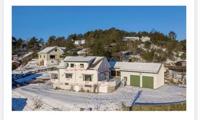 Fasadetegning (opprikk) av en bygning sett fra utsiden, med overlagte målinger og notasjoner.