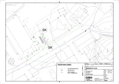 Situasjonsplan som viser tomt, eiendomsinndeling, eksisterende og planlagt vann- og avløpsledninger (grønn og blå linjer), samt plassering av spillvasskum og slamavskjærer.