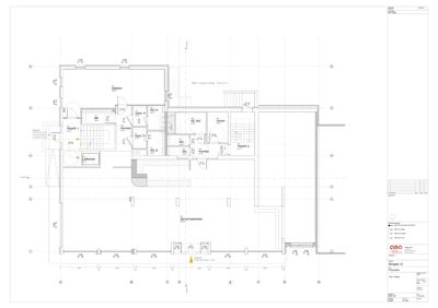 Etasjeplan (1. etasje) som viser romfordeling, dører, trapper og mål for en bygning.