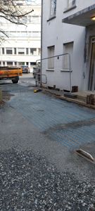 Fotografi av en byggeplass som viser en ny anlagt betongflate med armering (blå stål) og en gaffeltruck i bakgrunnen.