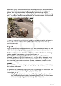 Fotografi av en utendørs situasjon med steiner, grus og en del av en bygning i bakgrunnen.