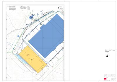Situasjonsplan som viser tomtens topografi (konturlinjer), eksisterende og planlagt bebyggelse (gule og blå områder), infrastruktur (veier, vann) og grenser.