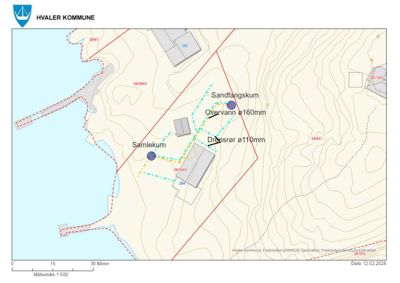 Situasjonsplan som viser tomtens topografi, eksisterende og planlagte rørledninger (drønsrør, overvann), samt kumposisjon (samlekum, sandfangskum).