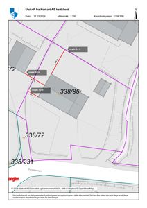 Situasjonsplan som viser tomtegrenser, eiendomsnummer (f.eks. 338/85), veier og nabolag.