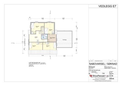 En loftsetasjeplan som viser romfordeling, mål og areal for en bygning.
