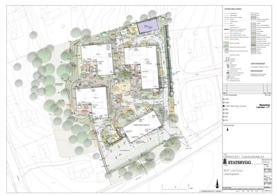 Situasjonsplan som viser tomtens form, beplantning, veier og plassering av bygninger.