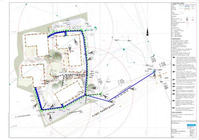 Situasjonsplan med detaljerte grenselinjer, eiendomsnummer, og tekniske notasjoner om vann og avløp.