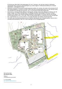 Situasjonsplan eller tomtetegning som viser bygningens plassering i forhold til omgivelser, inkludert parkeringsareal og veggrenser.