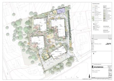 Situasjonsplan som viser tomtens form, beplantning (trær), veier og plassering av bygninger i forhold til omgivelsene.