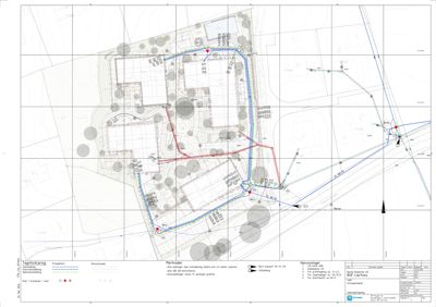 Situasjonsplan som viser tomtens grenser, eksisterende og planlagt beplantning (trær), samt vannledninger og andre infrastruktur på tomten.