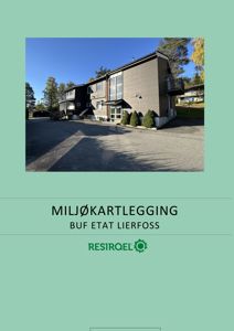 Fotografi av en toetasjes bygning med fasade mot venstre, sett fra et lavt vinkel.