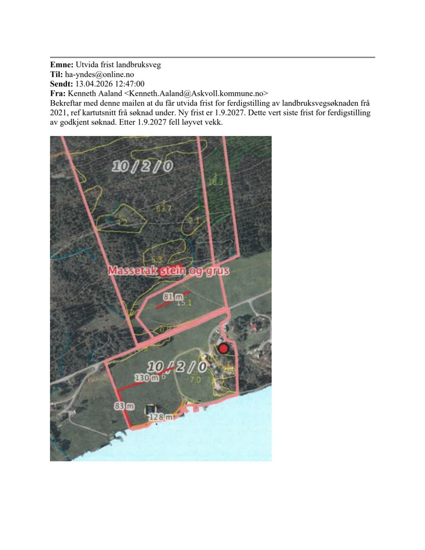 Et kartutsnitt (kartutsnitt) som viser ei tomt med grenser, vegar og eit raudt punkt som markerer ei spesifikk lokasjon.