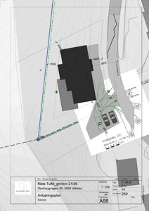 Avkjøringsplan som viser bygningens plassering i forhold til eiendomsgranser, veier og parkeringsplasser.