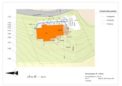 Situasjonsplan som viser tomtens form, terrengforhold (konturer), bygningers plassering (hus, garasje, terrasse) og forhold til omgivelsene (veier, vannveier).