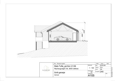 Snittegning av en garasje med angitte mål og en bil i skisseform.
