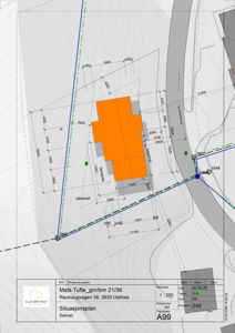 Situasjonsplan som viser tomtens form, grenser, høydemål, naboeiendom og plassering av bygning i forhold til veien.