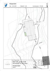 Situasjonskart som viser bygningens plassering i forhold til tommebånd, nabogranser og topografi.