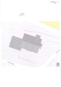 Situasjonsplan (tomteplan) som viser bygningens plassering i forhold til Lissheimsvegen, terrenget (konturlinjer) og høydeangivelse (43).