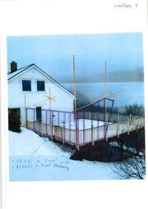 Fotografi av en eksisterende eller under oppføring bygning (hvit hytte) med en utvidelse eller terrasse i forgrunnen. Bildet har håndskrevne notater om materialvalg (treverk og betong) og er merket 'Vedlegg 4'.