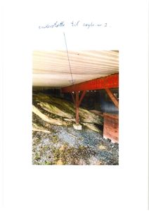 Fotografi av en konstruksjon (understøtte til søyle nr 2) med håndskrevet tekst øverst.