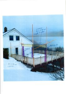 Fotografi av en eksisterende terrasse med håndskrevne notater om konstruksjonsdetaljer (limtre, søyler) overlappet på bildet.