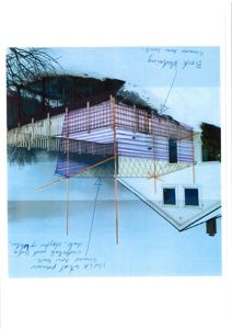 Fotografi av en eksisterende bygning (hvit villa) med en tilhørende terrasse eller veranda. Bildet inneholder håndskrevne notater om materialvalg (f.eks. 'ISOLA stål panner') og konstruksjonsdetaljer.