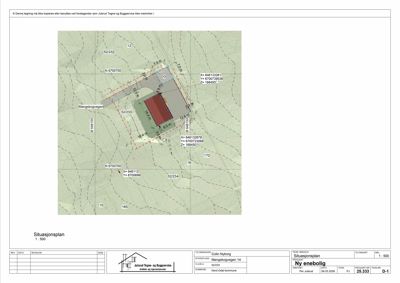 Situasjonsplan som viser tomtens grenser, nabolag, høydemålinger og bygningsplassering.