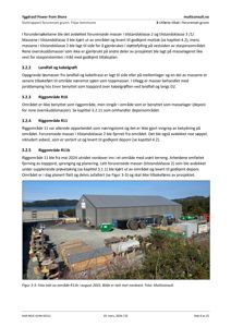 Fotografi av et byggeområde (Riggområde R11b) med en stor metallbygning, maskiner og materialer.