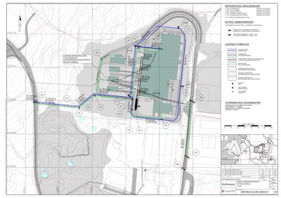 Situasjonsplan som viser bygningens plassering i forhold til eksisterende infrastruktur, veier og topografi.
