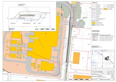 Situasjonsplan som viser bygningers plassering, tomtegrenser, vannledninger og symboler for ulike materialer.