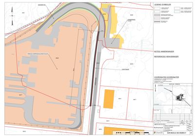 Situasjonsplan som viser tomtens beliggenhet i forhold til naboeiendommer, vei (Lindholmen) og jernbanesporet, samt bygningers plassering.