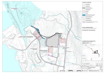 Situasjonsplan som viser tomtens beliggenhet, omgivende infrastruktur (veier, havn), topografi og planlagte bygninger.