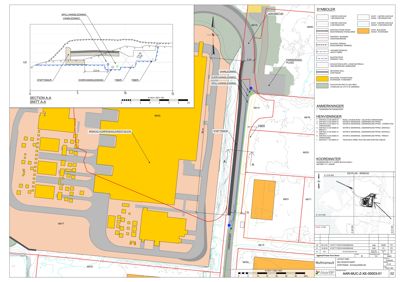 Situasjonsplan som viser tomtens grenser, bygningers plassering, vegnett og vannledninger.