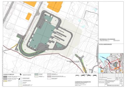 Situasjonsplan som viser tomtens form, topografi (konturlinjer), plassering av bygninger i forhold til veier og nabolag, samt reguleringssoner.