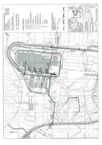 Situasjonsplan som viser bygningens plassering i forhold til terrenget, veier og naboeiendommer.