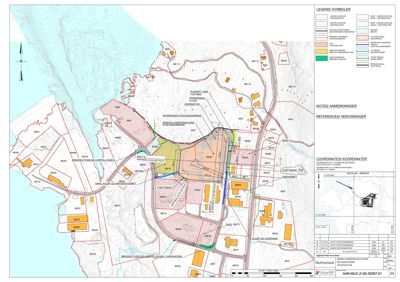 Situasjonsplan som viser tomtens beliggenhet i forhold til omgivelsene, inkludert nabotomter, veier, vann og høydemålerlinjer.