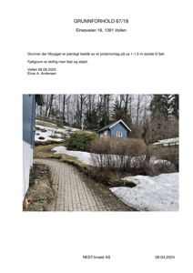 Fotografi av en tomt med snø, en sti og en blå hytte i bakgrunnen.