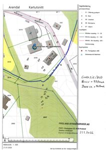 Kartutsnitt (situasjonsplan) som viser tomtens beliggenhet i forhold til Molandsveien, høydemålinger (konturer), naboeiendommer og eiendomsgrenser.