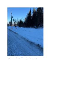 Fotografi som viser en snødekt vei og skog, med teksten 'Avkjøring av ny tilkomstvei til tomte fra eksisterende veg' under.