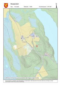 Situasjonskart som viser topografi, vannmasser og plassering av eiendommer i området.