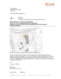 Situasjonsplan som viser tomtens form, konturer (konturlinjer), eksisterende bygninger og den foreslåtte plasseringen for nybygget (Krossbu Turisthytte).