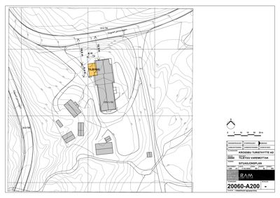 Situasjonsplan som viser tomtens terrengforhold (konturlinjer), eksisterende og planlagt bebyggelse, samt tilgrensende veier og infrastruktur.