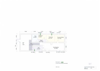 Etasjeplan (E1) som viser romfordeling, arealer og døråpninger for et hus.