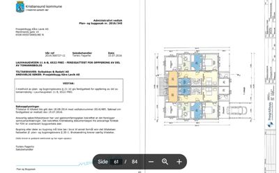 Etasjeplan (1. etasje) for en boligblokk med romfordeling, dører, vinduer og parkeringsplasser.